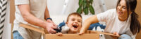 Eltern und Sohn packen Kisten und ziehen mit Spaß in ein neues Zuhause.