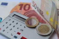 Taschenrechner, Geldscheine, Euromünzen