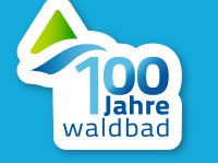 Das Signet "100 Jahre Waldbad" weiß auf blauem Grund.