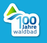 Das Signet "100 Jahre Waldbad" weiß auf blauem Grund.