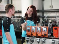 Zwei junge Auszubildende arbeiten in der Bädertechnik.