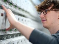Ausbildung zum Elektroniker für Betriebstechnik (m/w/d) für 2027 Ein junger Mann arbeitet an Zählern.