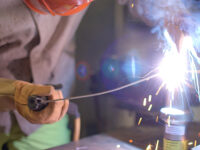 Ausbildung zum Anlagenmechaniker für Rohrsystemtechnik (m/w/d) für 2027 Eine Person ist am Schweißen.