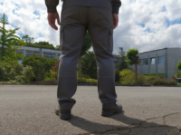 Das Bild zeit den Anschnitt eines Mannes, der vor dem Gebäude der Stadtwerke Hilden steht.