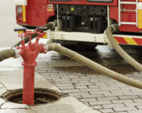 Löschwagen ist am Wasserhydranten angeschlossen.