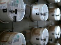 Irreführende Briefe zum Messstellenbetrieb Eine Wand voller Stromzähler.