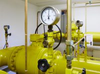 Ein Barometer und gelbe Rohre in einer Erdgas-Übernahmestation der Stadtwerke Hilden.