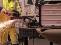 Die Stadtwerke Hilden benutzen Ökostrom auch unterwegs Ein Monteur der Stadtwerke bedient eine Flex mit Akkustrom.