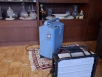 Ein Beatmungsgerät in einer Privatwohnung. Der Strom kommt über einen mobilen Akku.