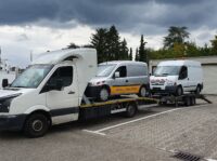 Zwei Fahrzeuge auf einem Transporter mit Anhänger sind fertig zum Transport in die Ukraine.