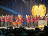 Musikkapelle spielt auf der Bühne der Stadthalle zur UNICEF-Gala