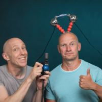 Zwei glatzköpfige Männer machen Experimente.