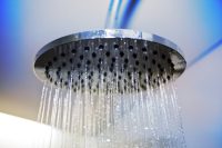 Wasser kommt aus einer Duschbrause.