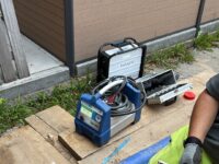 Ein Monteur arbeit mit Akku-Pack auf einer Baustelle